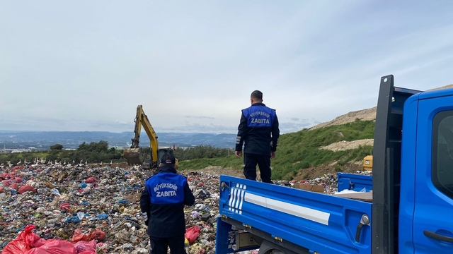 Mersin'de sağlıksız şekilde taşınan çiğ köfte kolilerine el konuldu