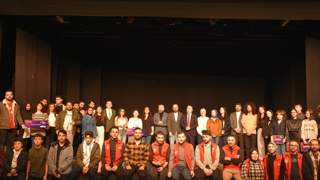 Tiyatro yarışmasında ipi Demir Ateşi göğüsledi