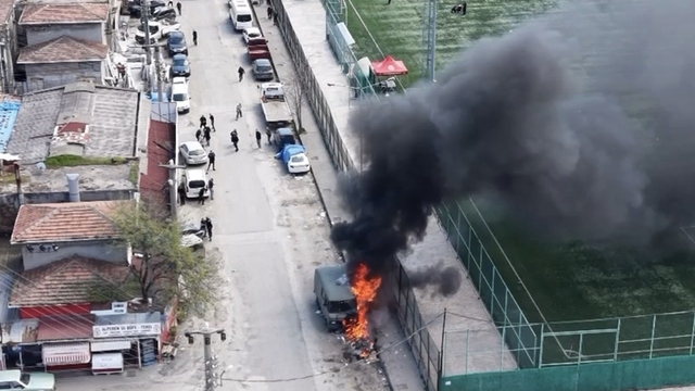 Samsun'da park halindeki yabancı plakalı minibüs yandı
