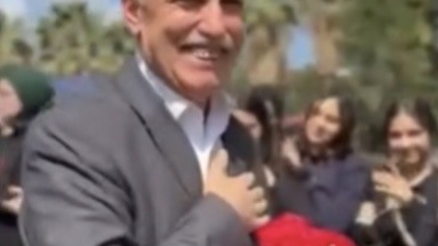 40 yıllık Arapça öğretmeni ilahilerle emekliliğe uğurlandı