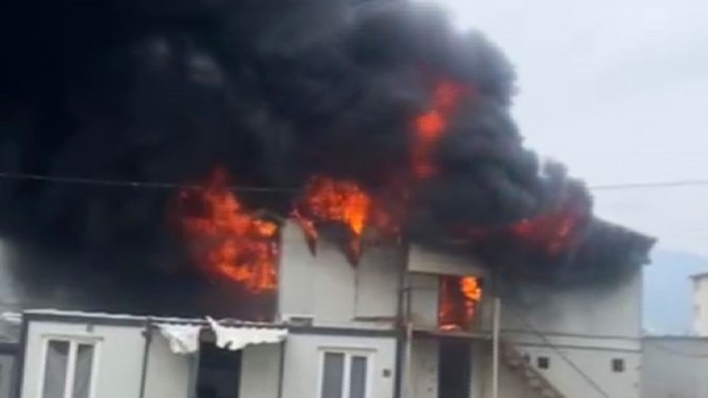 İşçilerin kaldığı 2 katlı yatakhane alevlere teslim oldu