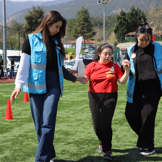 Otizm Farkındalık Günü'nde özel öğrenciler futbol sahasında buluştu