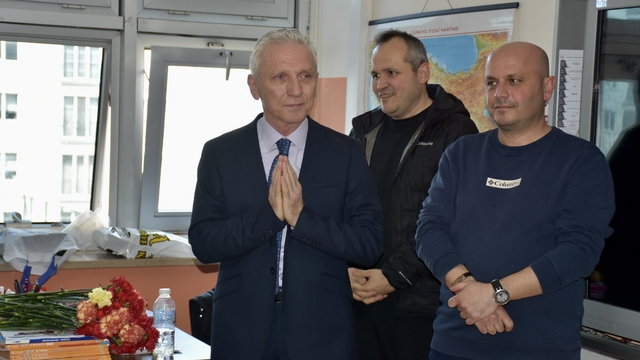 Ordu'da 46 yıllık sınıf öğretmeni düzenlenen sürpriz programla öğrencilerine veda etti