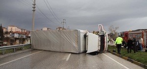 Kamyon, yağmur nedeniyle kayganlaşan yolda devrildi; kaza kamerada
