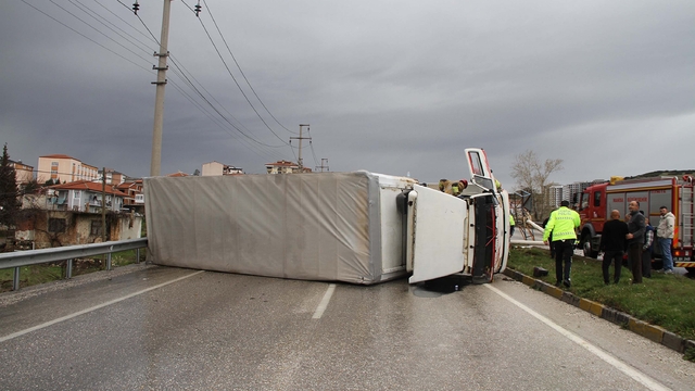 Kamyon, yağmur nedeniyle kayganlaşan yolda devrildi; kaza kamerada