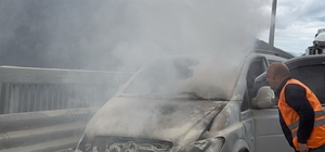 Motor kısmından alev alan minibüs yandı