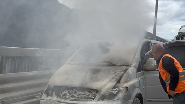 Motor kısmından alev alan minibüs yandı