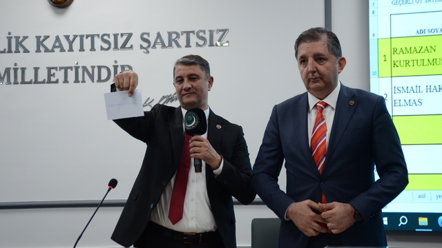 Bilecik'te İl Genel Meclisi Başkanlığı AK Parti'de kaldı
10 üyesi olan CHP'ye 9 oy çıkması şok etkisi oluşturdu
Gergin geçen seçimlerde mevcut Başkan AK Partili Ramazan Kurtulmuş yeniden seçildi