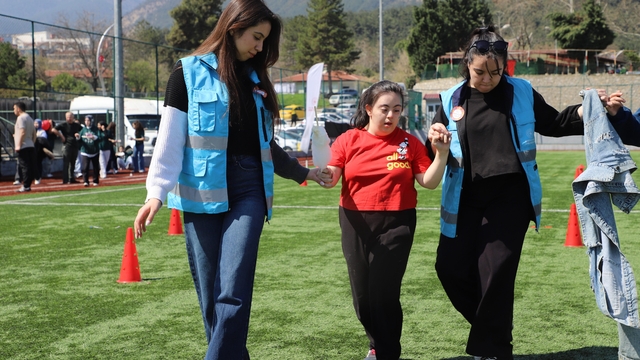 Otizm Farkındalık Günü'nde özel öğrenciler futbol sahasında buluştu