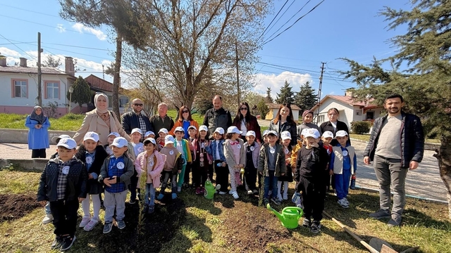 Vezirköprü'de minik eller fidan dikti