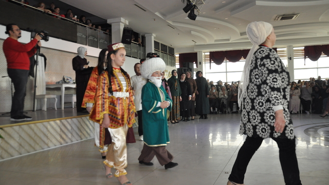 Akşehir'de kursiyerlerin hazırladığı kıyafetler sergilendi