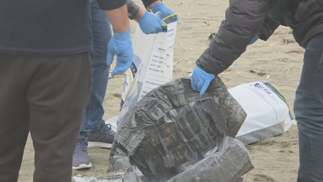 Hatay'da dalgaların kıyıya sürüklediği çuvaldan uyuşturucu madde çıktı