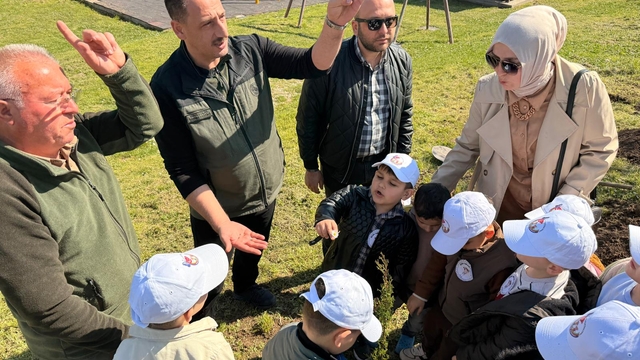 Vezirköprü'de minikler fidan dikerek doğayla buluştu