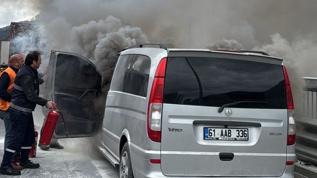 Anadolu Otoyolu'nda seyir halindeki panelvanda çıkan yangın söndürüldü