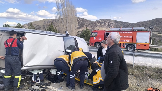 Çorum'da devrilen otomobildeki 3 kişi yaralandı