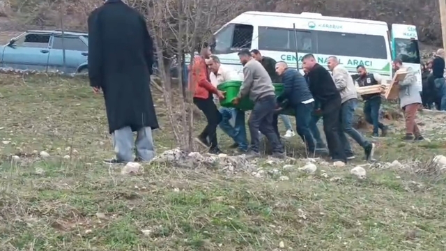 Kocası toprağa kendisi de hapse girdi
Tartıştığı kocasını öldüren kadın tutuklandı
