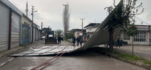 Aydın'da fırtına nedeniyle iş yerinin çatısı uçtu
