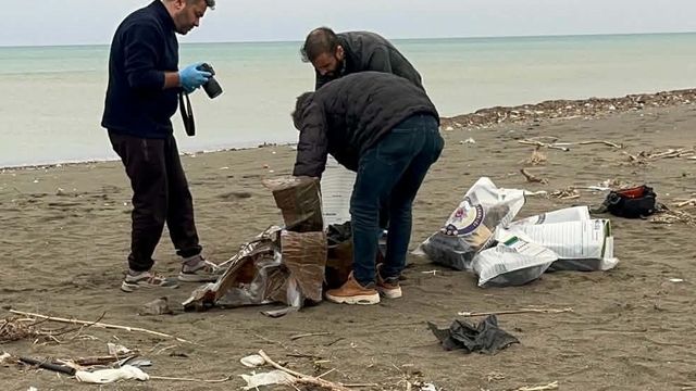 Hatay'da sahilde bulunan sahipsiz çantada yaklaşık 45 kilogram esrar çıktı