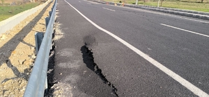Yeni yapılan yolda çatlak ve göçükler oluştu