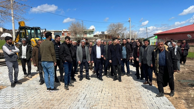 Çermik Belediyesi'nin kilitli parke taş döşeme çalışmaları sürüyor