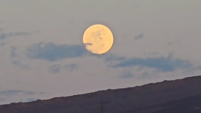 Van'da görsel şölen: "Pembe Dolunay" Erek Dağı'ndan yükseldi