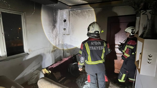 Aydın'da ev yangını: 2 kişi dumandan etkilendi