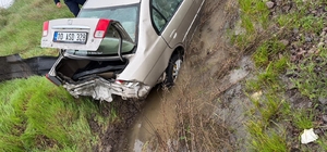 Balıkesir'de otomobil araziye yuvarlandı: 3 yaralı