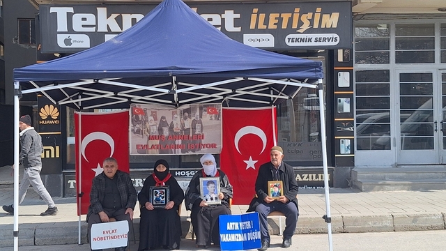 Muş'ta evlat nöbeti sürüyor