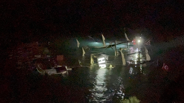 Fethiye'de kayalıklara çarparak batan teknedeki 6 kişi kurtarıldı, 1 kişi kayıp