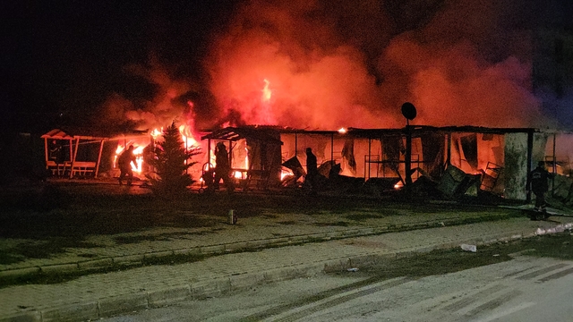 Erzincan'da inşaat alanındaki işçi konteynerleri yangında kullanılamaz hale geldi