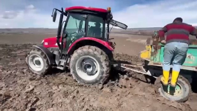 Kars'ta çamura saplanan traktörler güçlükle kurtarıldı