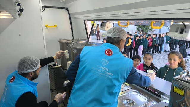 Osmaniye'de öğrencilere sıcak çorba ikramı