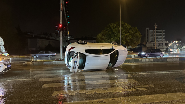 Serik'te kontrolden çıkan otomobil devrildi