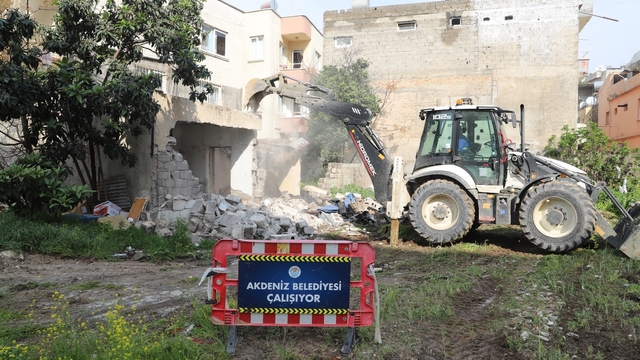 Akdeniz ilçesinde metruk binaların yıkımı sürüyor