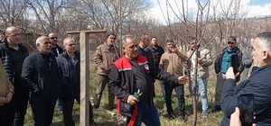 Erzincan'da çiftçilere budama eğitimi verildi
