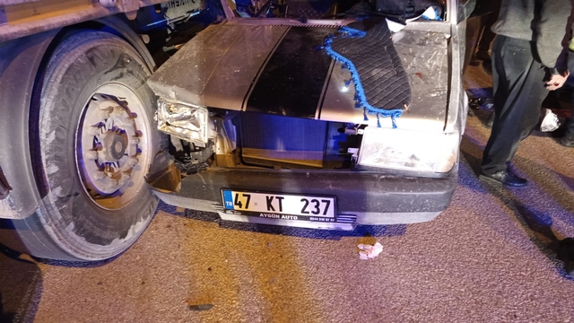 Mardin'de park halindeki tıra çarpan otomobildeki 5 kişi yaralandı