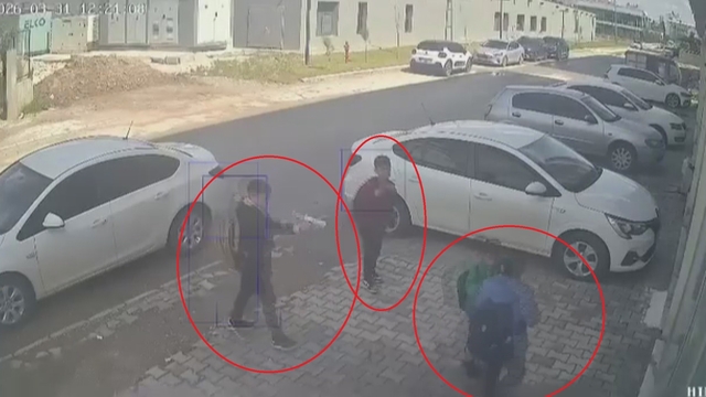 Ellerindeki oyuncak silahla 11 yaşındaki çocuğun önünü kesen 3 akranı para istedi
Cebindeki 10 TL'yi beğenmedikleri için suratına attılar