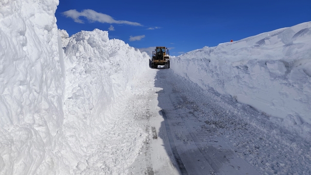 Van'da 5 metreyi bulan karda yol açma çalışması