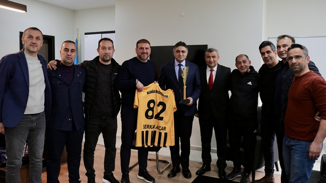 Aliağa Masterler, şampiyonluk kupasını Başkan Acar'a götürdü