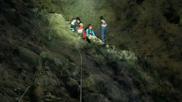 Mantar toplarken uçurumdan düştü, saatler süren çalışmayla kurtarıldı