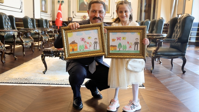 Depremde ailesini ve bacağını kaybeden küçük kızın çizdiği resimdeki protez bacak detayı duygulandırdı
Tek başına kalan kızdan kendini hayata tutunduran protez bacağıyla duygulandıran ziyaret