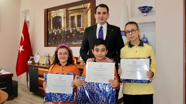 Hisarcık'ta "Kitap kurdu" öğrencilere Kaymakam Atam'dan ödül