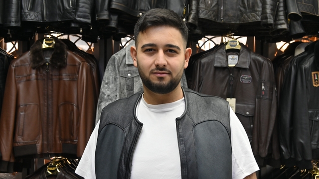 7 yaşında yırtık yapıştırarak başladığı dericilikte şimdi dünyaya satış yapıyor
Baba mesleğini devraldı, ablasıyla birlikte markalarına değer kattı
Yarım asırlık zanaatı teknolojiyle buluşturdu, Eskişehir'in genç deri ustalarından biri oldu
Deri Ustası Melih Garip: "Yarım asırlık tecrübeyi devraldık, artık sosyal medya üzerinden dünyaya açılıyoruz"