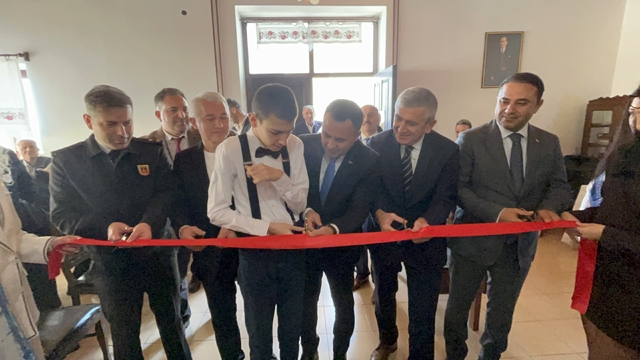 Otizmli iki gencin ilk kişisel resim sergisi: "Renklerle Konuşuyoruz"
"Bu sergide farklı olmanın güzel olduğunu göstermek istiyoruz"