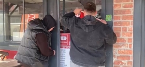 Öğrencilerin zehirlenmesinin ardından mühürlenen iş yerinden alınan numunel...