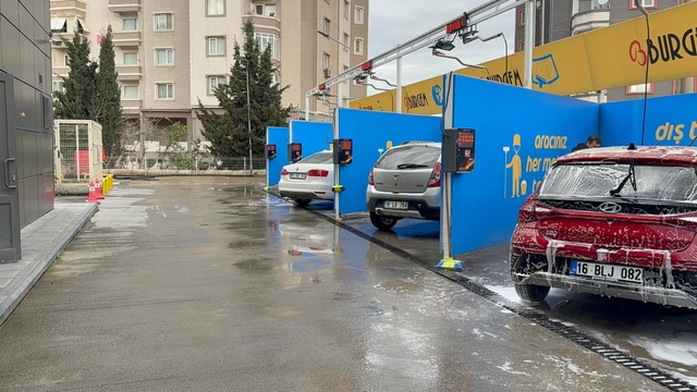 Bursa'ya çamur yağdı
Sabah araç sahipleri yıkamacılarda kuyruk oluşturdu
