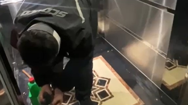 Asansöre tuvaletini yapan kuryeye asansörü temizlettiler
Önce pizzayı yedi, ardından asansöre tuvaletini yaptı: Gözaltına alındı