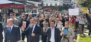 Arhavi'de "Kitap Yolu" yürüyüşü: Binlerce kişi kitaplarla caddeye çıktı