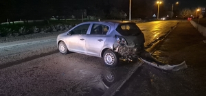 Kontrolden çıkan otomobil dönerek arkasını duvara çarptı