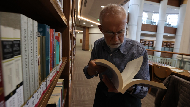 "Kitap kurdu" 76 yaşındaki emekli terzi gençlere örnek oluyor